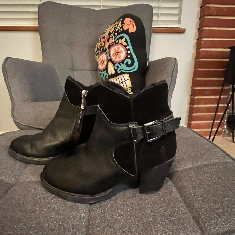 EMU Australia black leather/suede bootie with shearling lining with side zipper